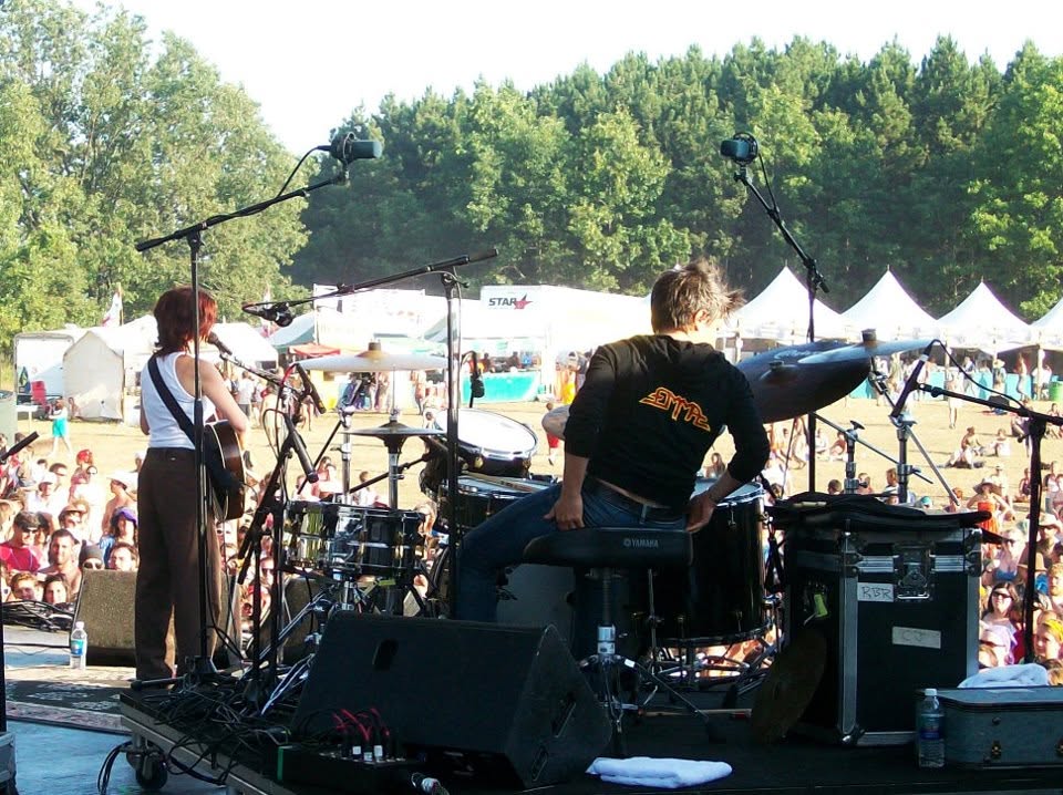 Ani DiFranco live, frame 4