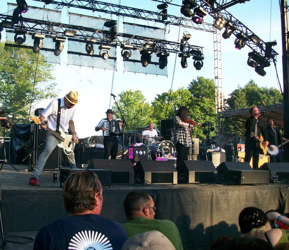 Flogging Molly live, frame 6