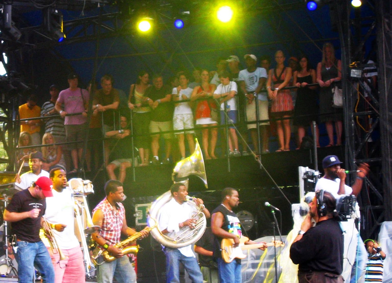 The Roots live, frame 4