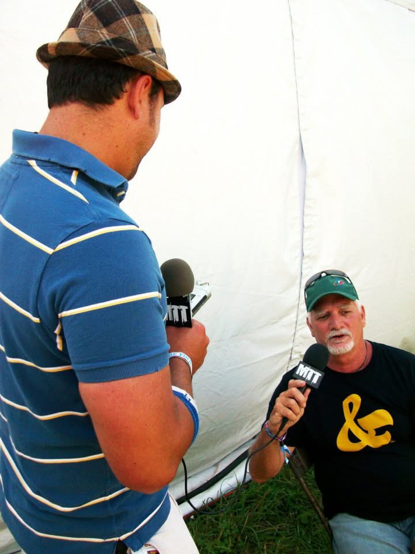 Bill Kreutzmann answering Moe Train, seen over Moe Train's shoulder